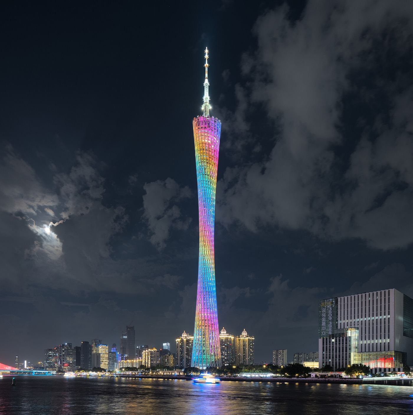 Canton Tower ночью в Гуанчжоу